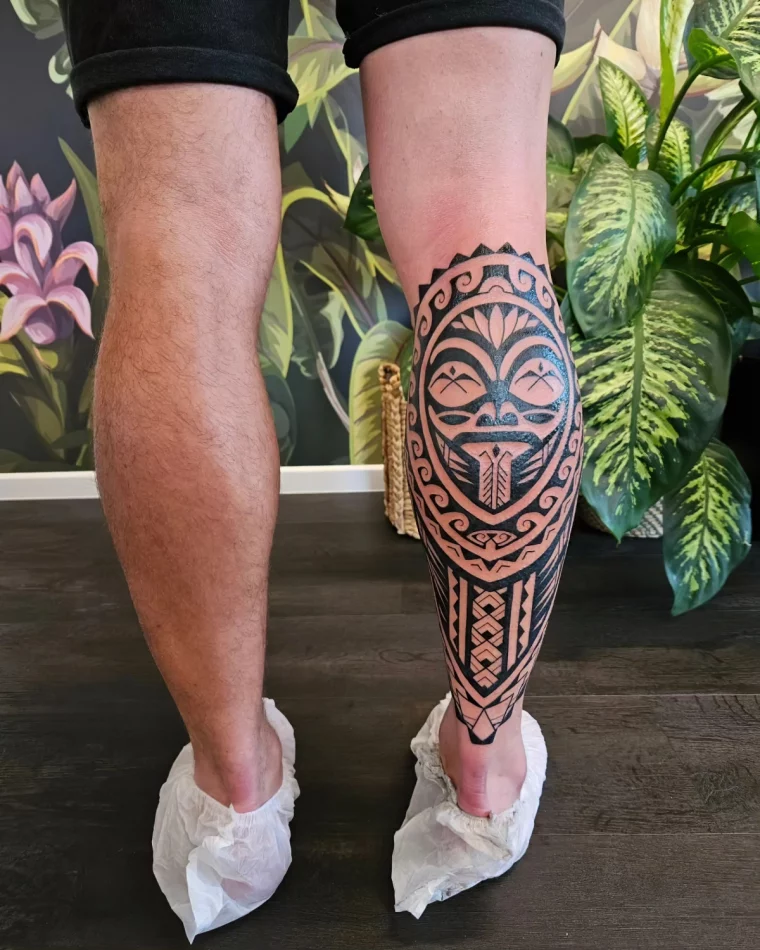 dessin tribal sur peau tatouage pour homme motifs polynesiens