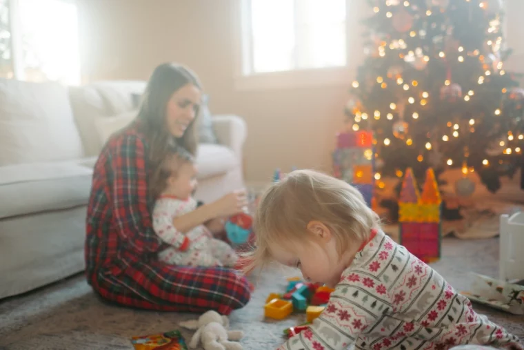 famille enfants mere pyjama fete carreaux motifs sapin noel lumieres