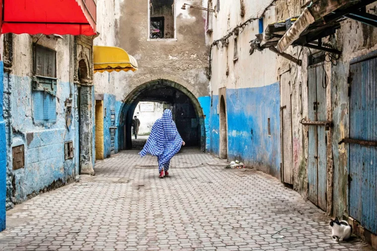 femme marchant aux rues de maroc tenue bleu blanc