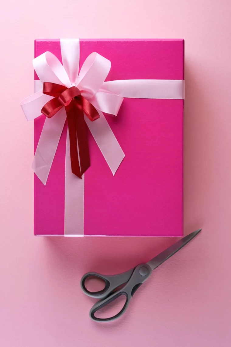 idees de cadeaux personalises boite rose avec des noeds