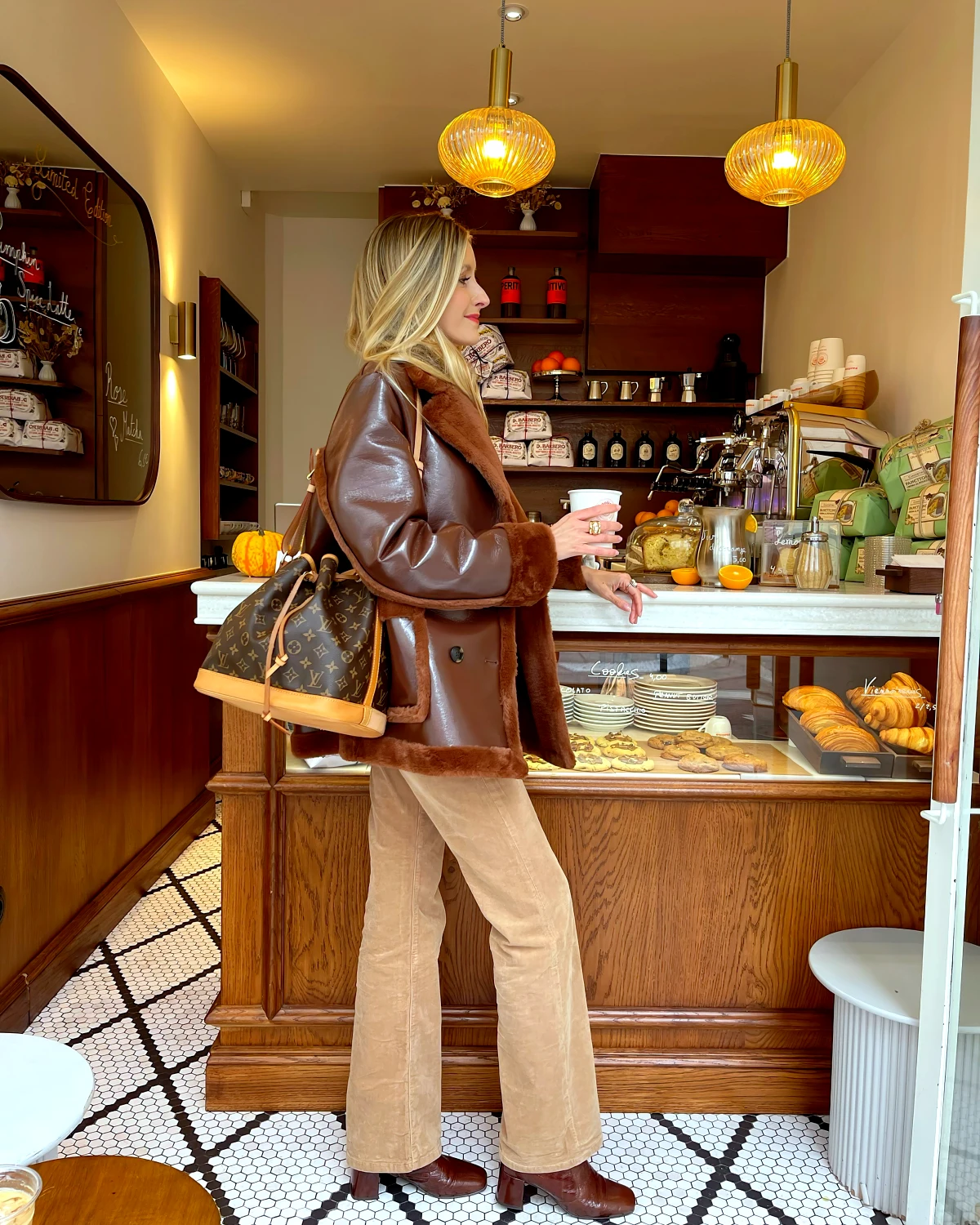 look d hiver 2024 tendance femme blonde veste marron et pantalon en daim beige