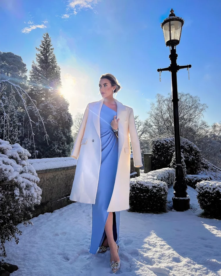 manteau blanc long robe longue bleu clair col asymetrique