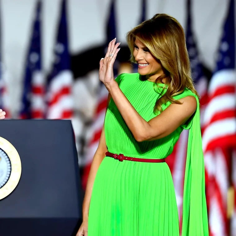 melania trump avec une robe longue plisse vert fluo