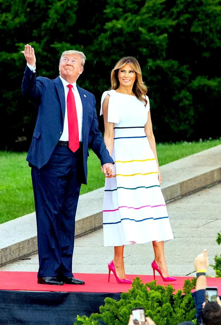 melania trump en robe longue avec des talons aigullis