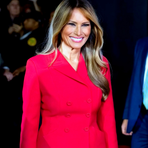 melanie trump tailleur rouge