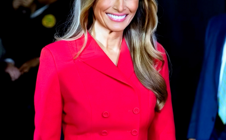 melanie trump tailleur rouge