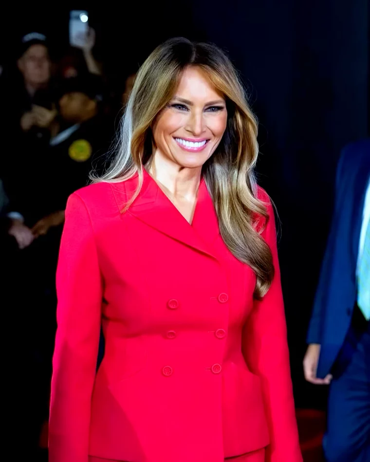 melanie trump tailleur rouge