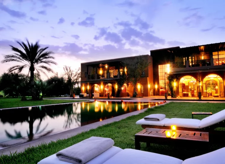 piscine aux palms hotel marocain chaise longue pelouse verte