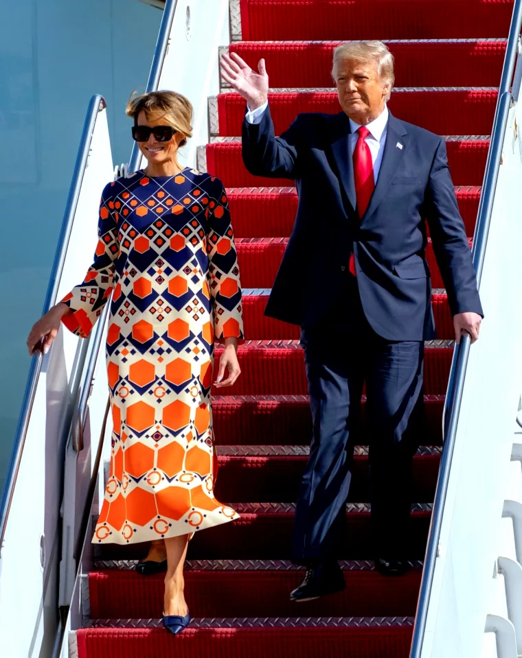 robe longue orange melania trump a cote de donald trump