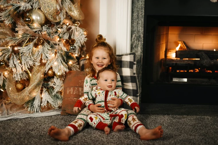 sapin noel blanc ornements or cheminee enfants pyjamas de fete motifs noel