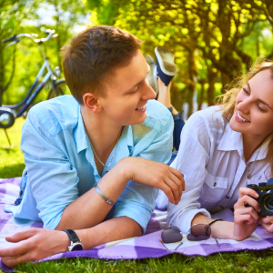 sortie en amoureux originale couple pique nique dans un parc apareil photo