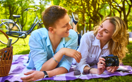 sortie en amoureux originale couple pique nique dans un parc apareil photo