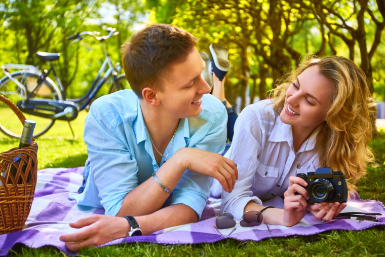 sortie en amoureux originale couple pique nique dans un parc apareil photo