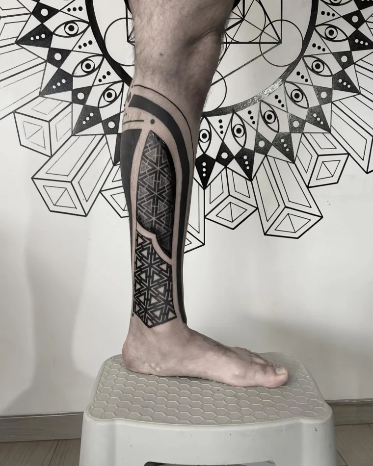 tatouage formes geometriques lignes noires dots motifs repetitifs