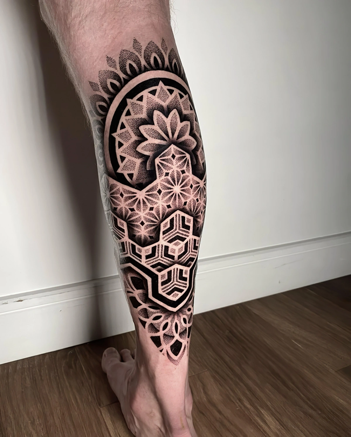 tatouage geometrique mandala formes repetitives lignes courbes