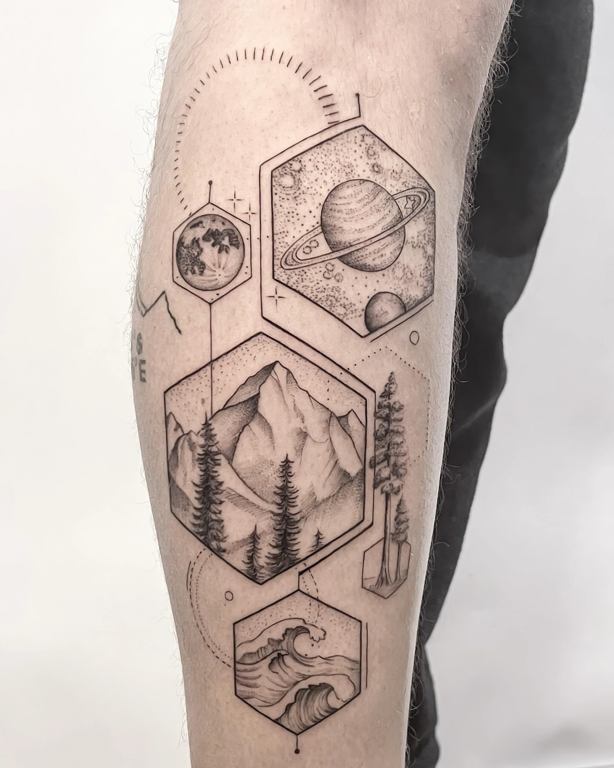 tatouage montagne triangle planete cosmos paysage nature vagues