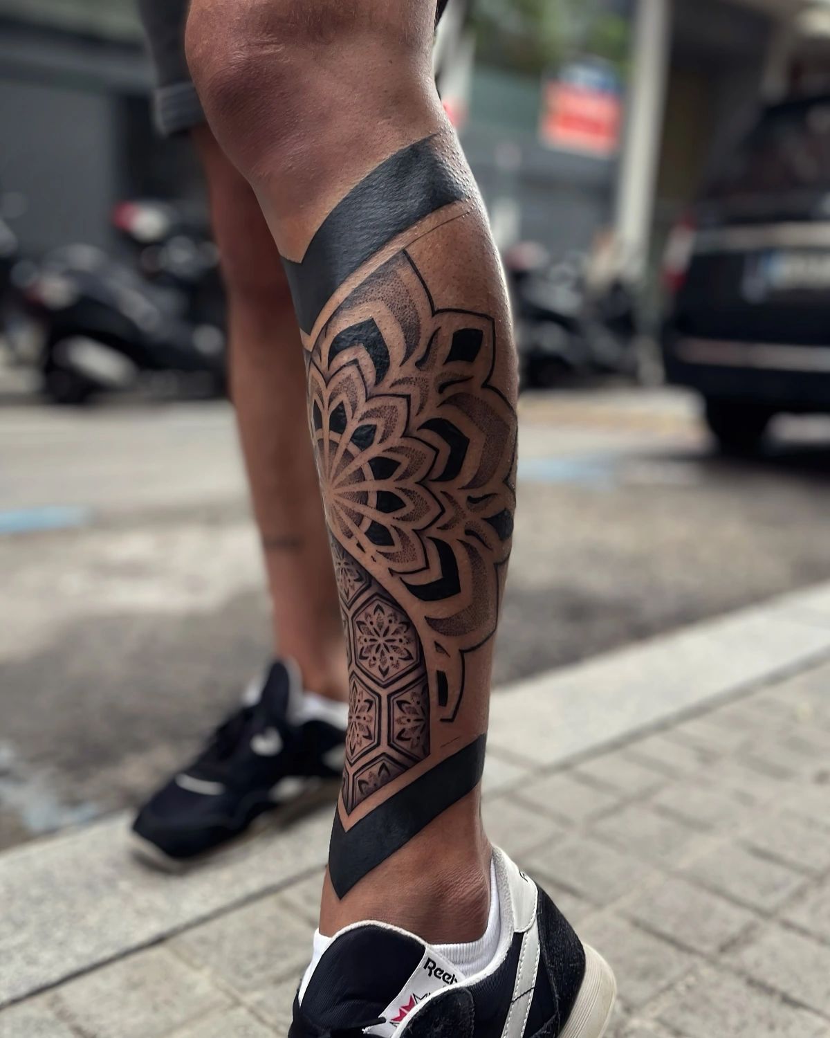 tatouage ornemental homme lignes foncees lotus mandala