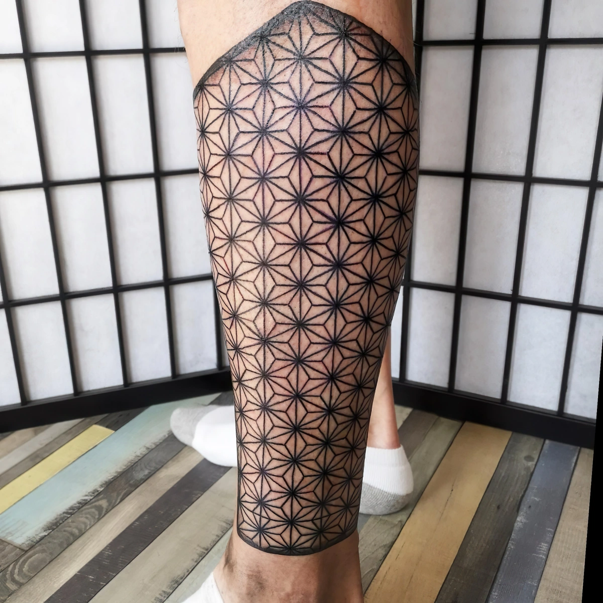 tatouage simple homme motifs repetitifs geometirques formes