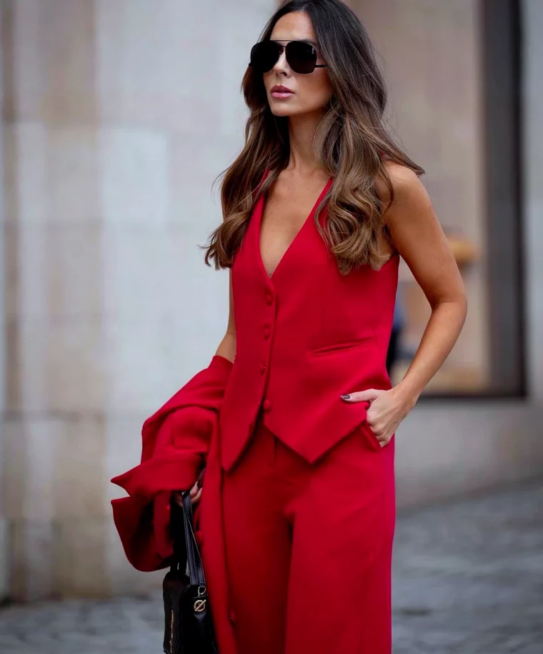 tenue en rouge pantalon tailleur pour premier rendez vous