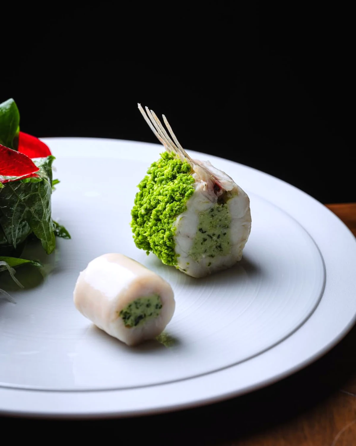 menu nouvel an des grands chefs rouleau de poisson blanc avec une croûte aux herbes