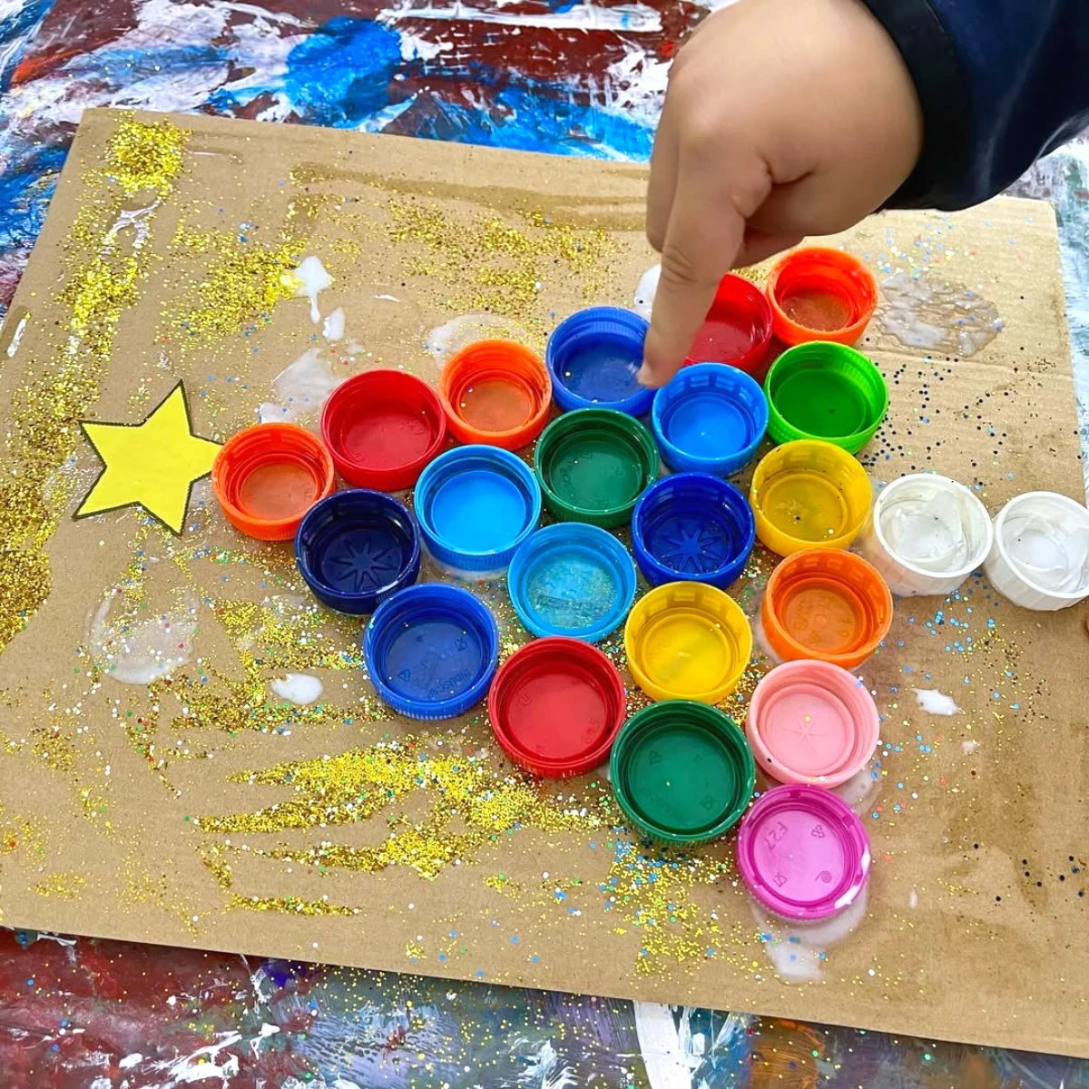 activite maternelle noel avec des elements de recup sapin avec des bouchons