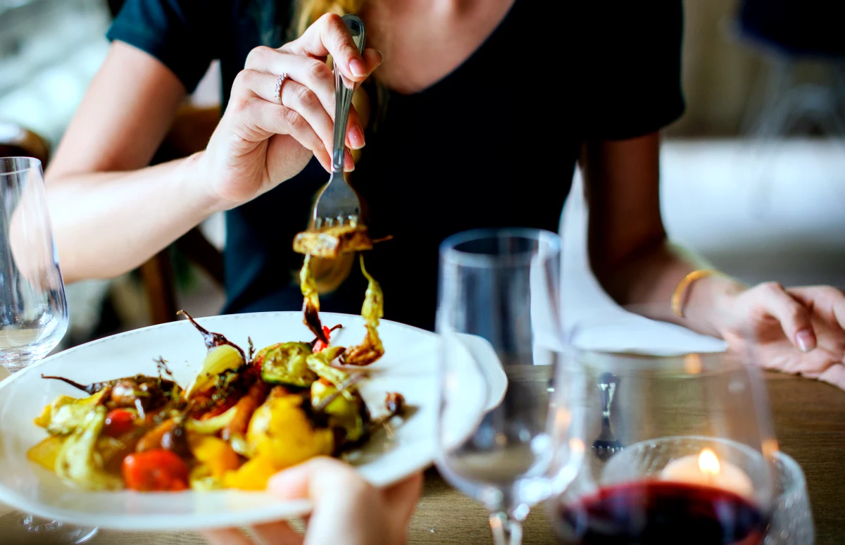 astuces pour maigrir apres les fetes femme qui prend un repas