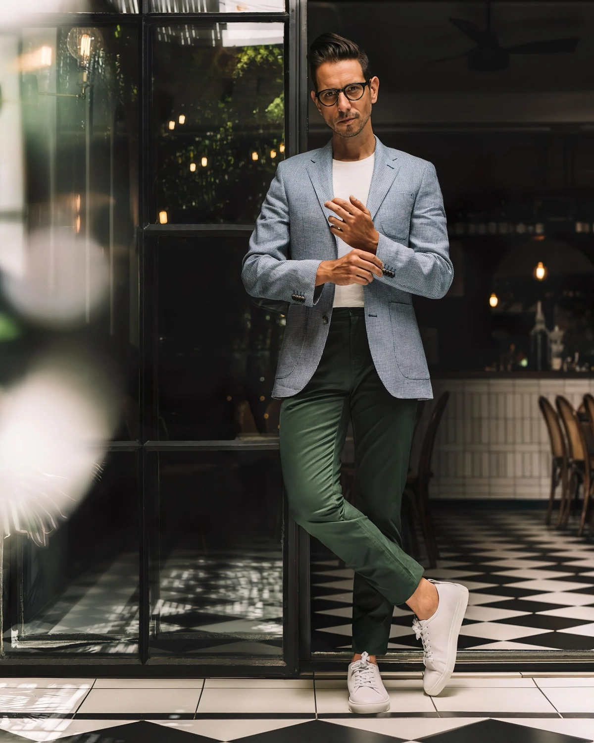 blazer bleu pastel t shirt blanc pantalon vert fonce baskets blanches