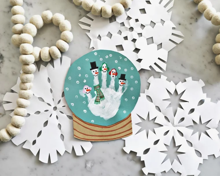 boule neige en papier empreinte peinture decoration de noel avec les enfants