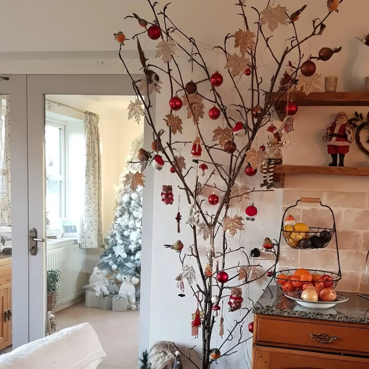 branches ornements cuisine deco de noel avec branches d arbres