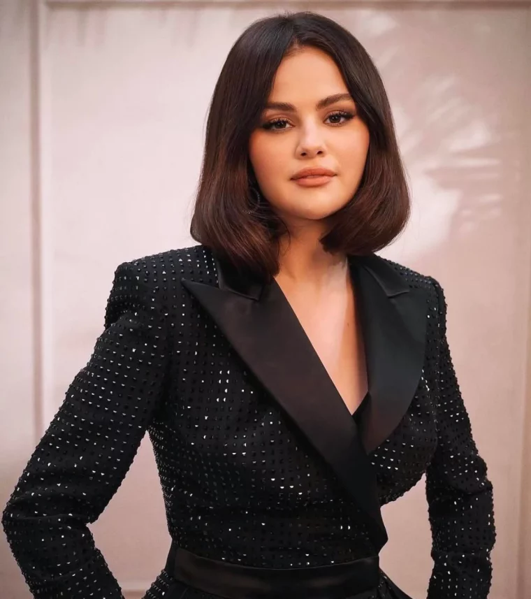 carre dégradé plongeant cheveux fins visage rond selena gomez