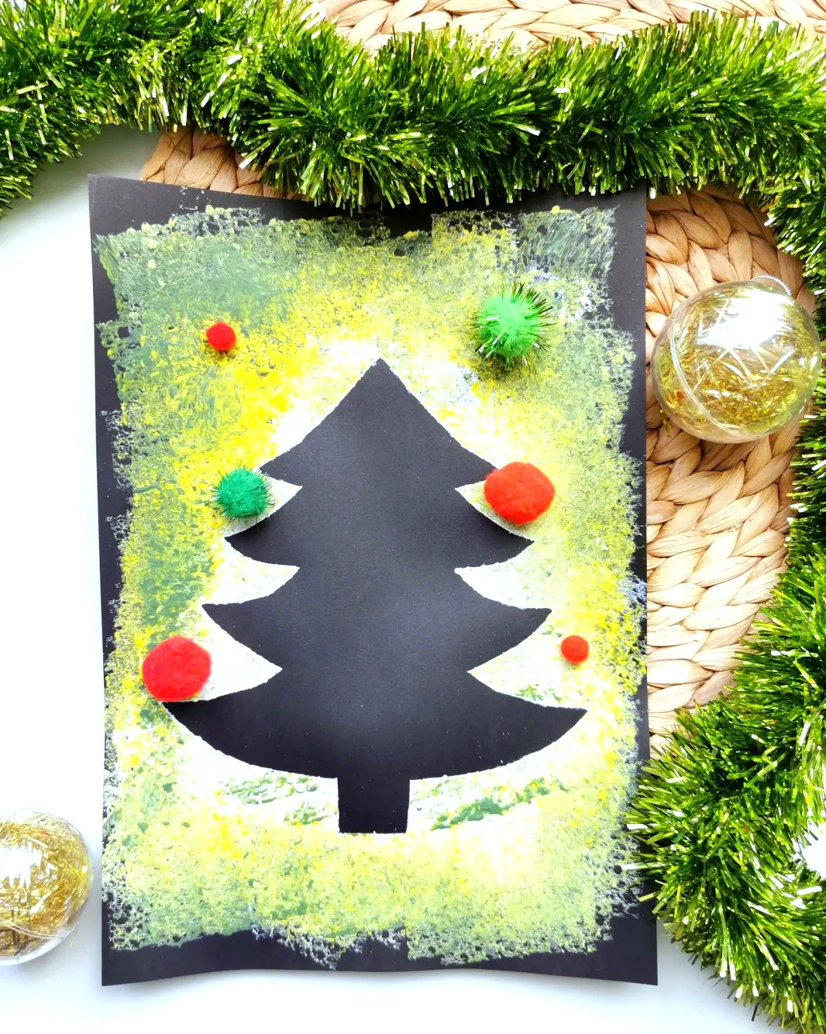 comment faire un dessin avec un pochoir de noel en forme de sapin