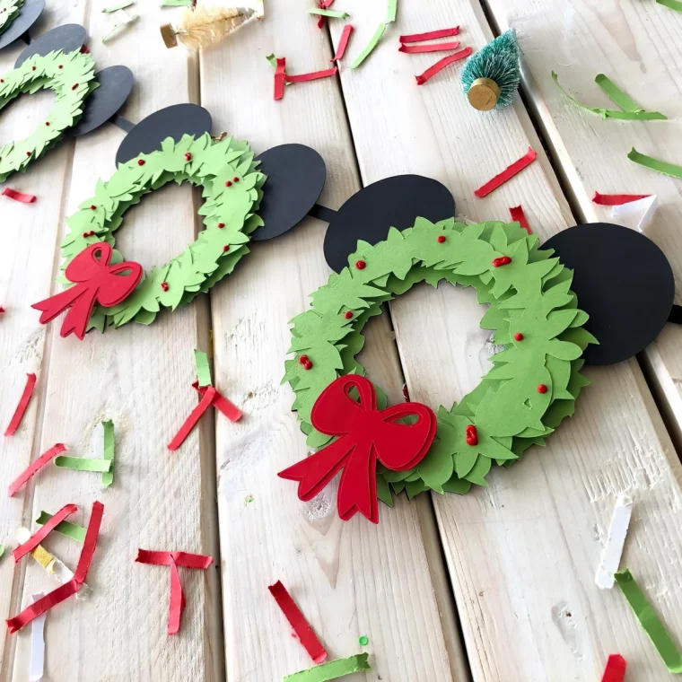 couronne de noel guirlande tete mickey mouse noeud papillon rouge