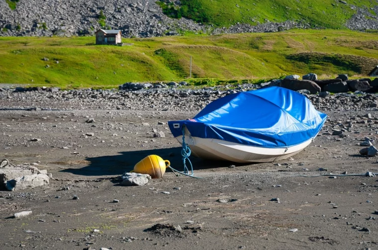 couverture bateau bache bleue sable mousse verte