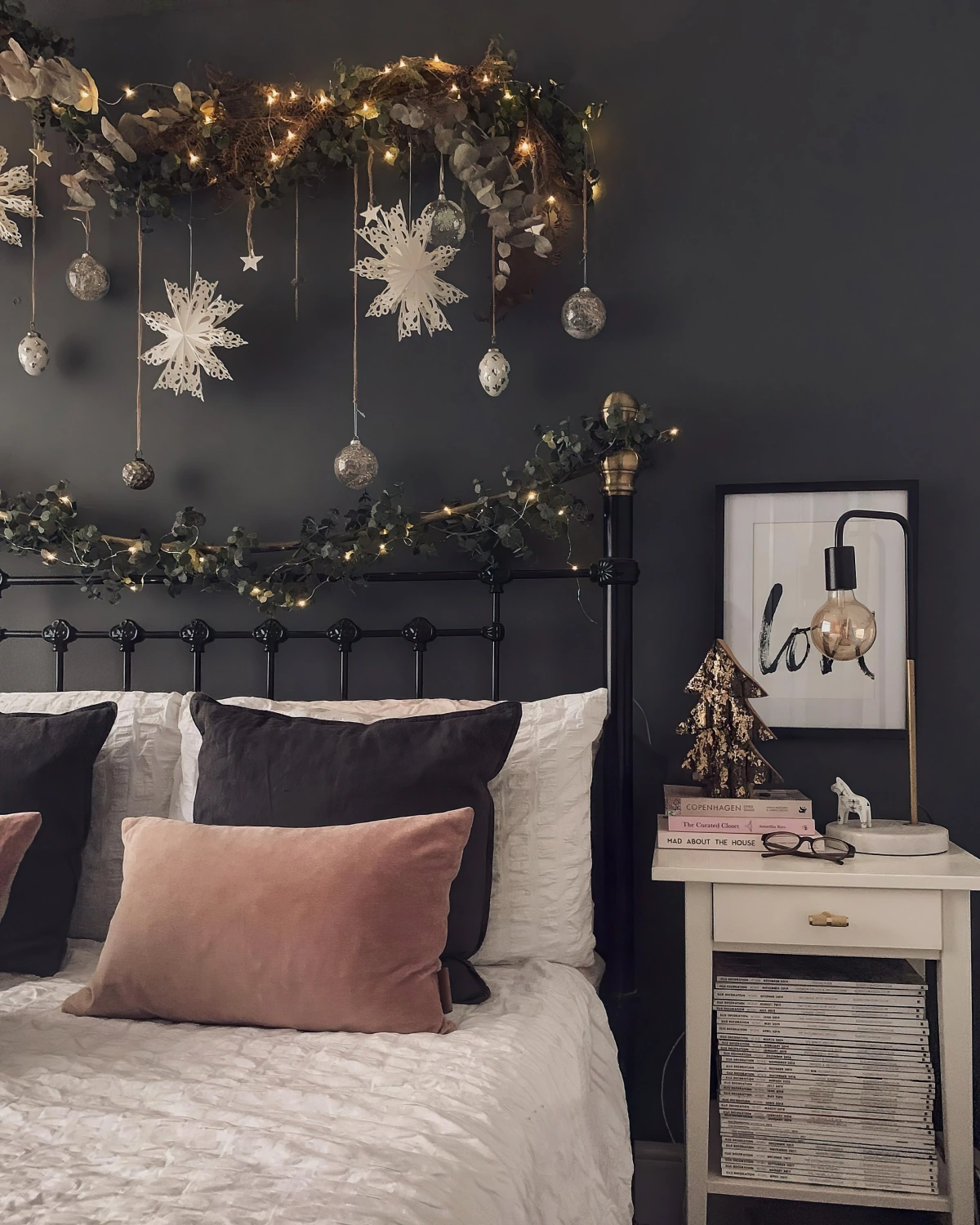 deco de noel a faire soi meme avec recup chambre mur noir tete lit fer guirlande diy