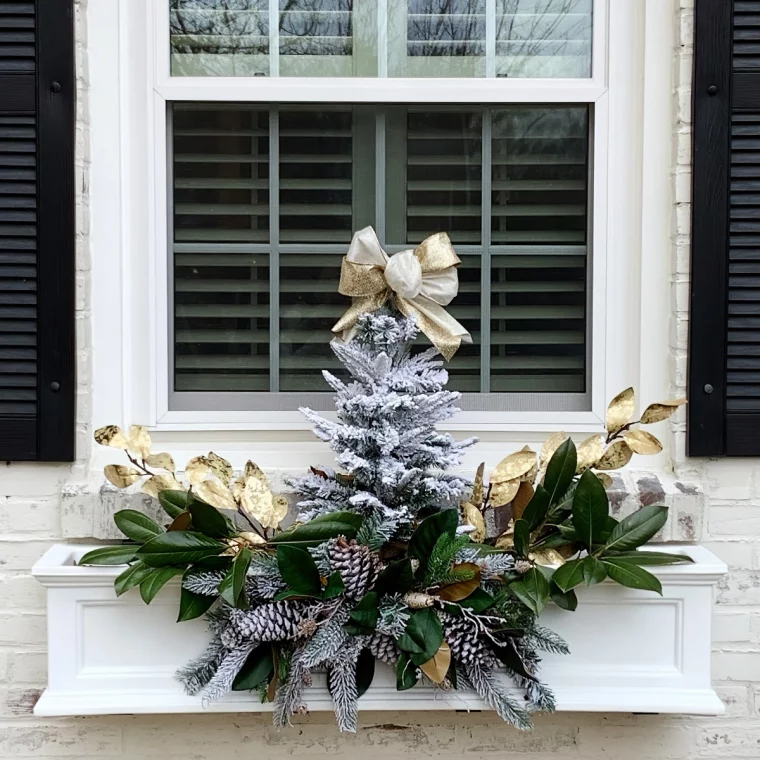 decoration noel exterieur sapin enneige ruban dore branches feuilles