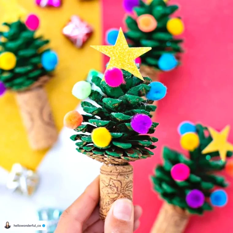 decoration sapin avec des pommes de pin enfants