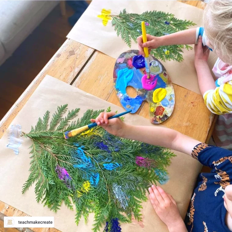 des enfants qui dessinent sur des branches de sapin