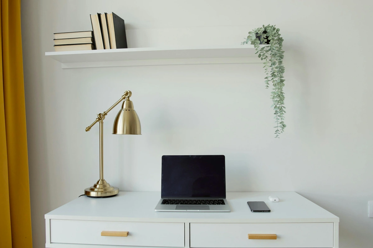 etagere bois blanc livres rideaux jaune moutarde bureau blanc