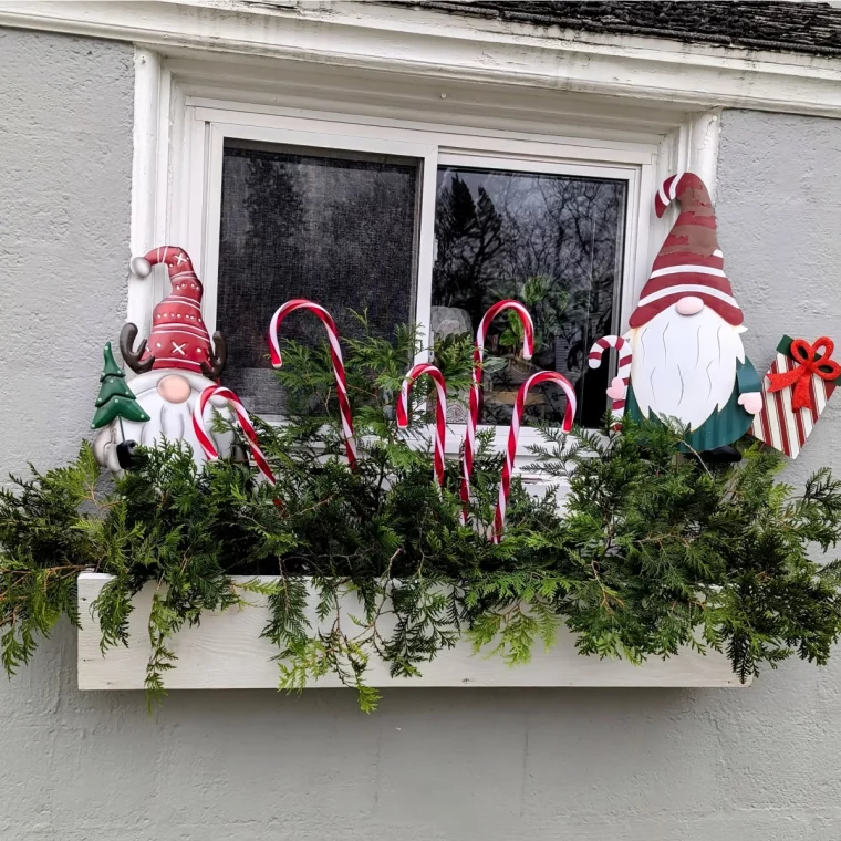 figurines pere noel fenetre jardiniere canes sucres verdure