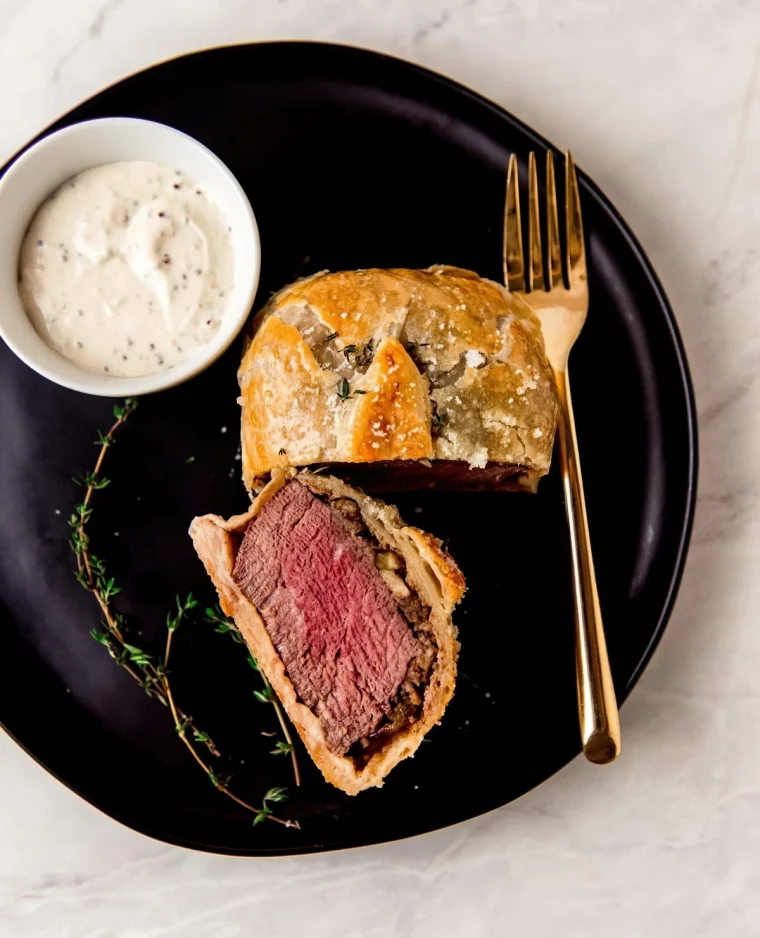 idee repas nouvel an mini wellington de boeuf sauce assiette noire