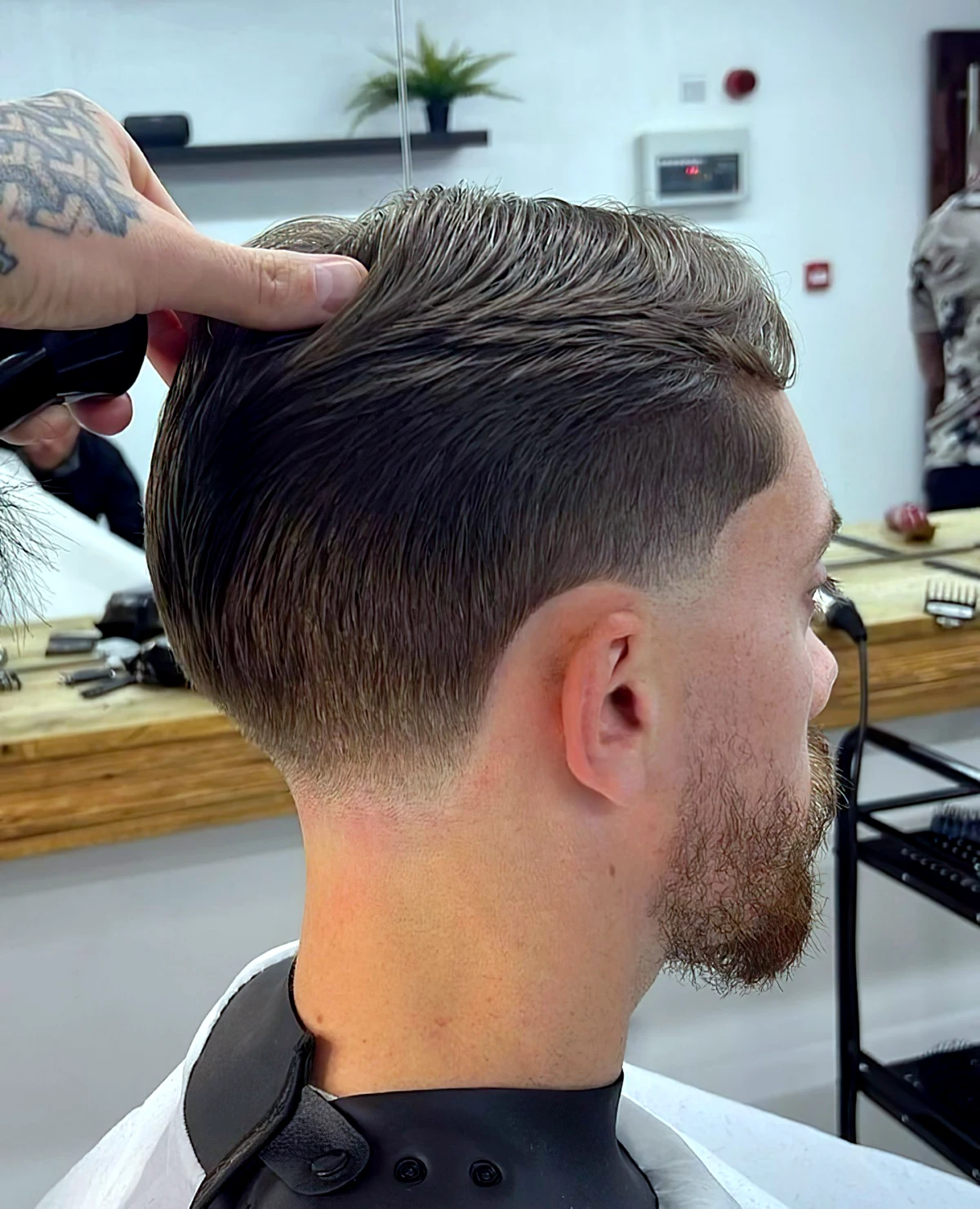 image d une coupe de cheveux homme low taper homme avec une barbe