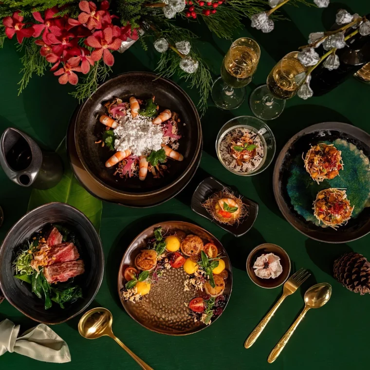 menu de nouvel an facile centre table branches vertes fleurs rouges