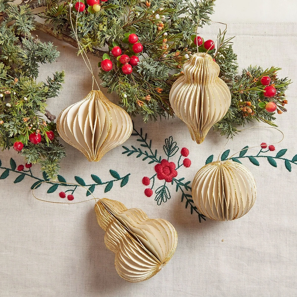 ornements sapin en papier ficelle bricolage de noel boules diy