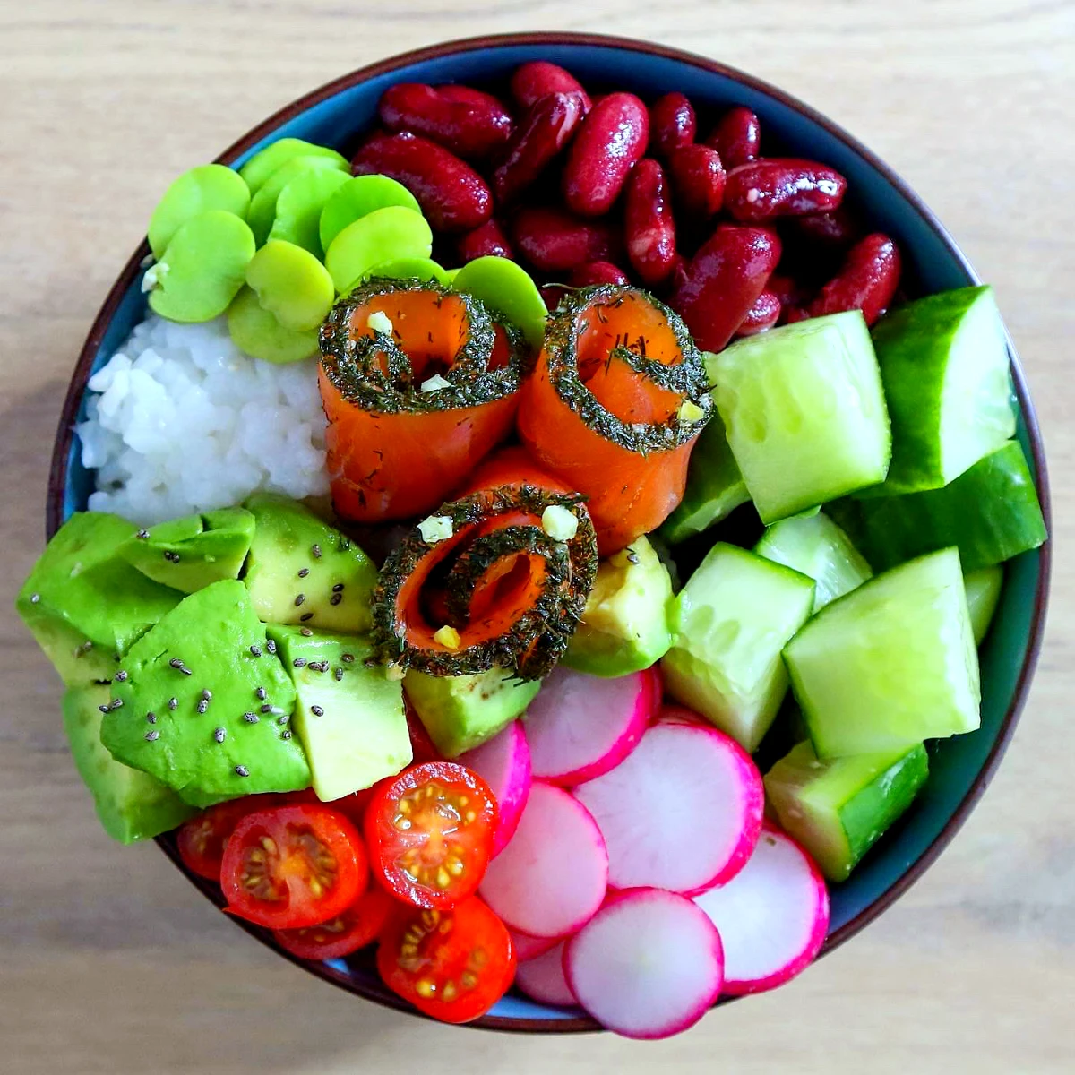 perdre du poids avec les assiettes et la nourriture concombre radis saumon avocado