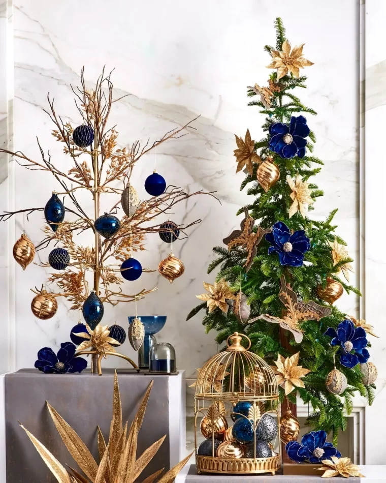 petit arbre noel vert decoration bleu fonce ornements dores