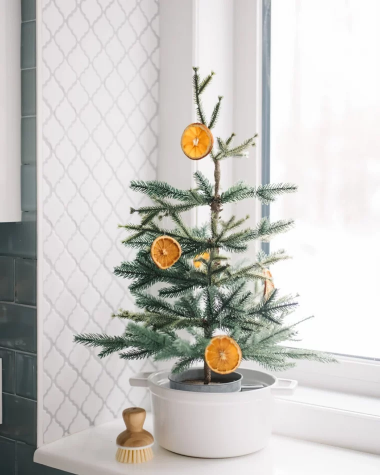 petit sapin de noel decore tranches orange seche ficelle nature