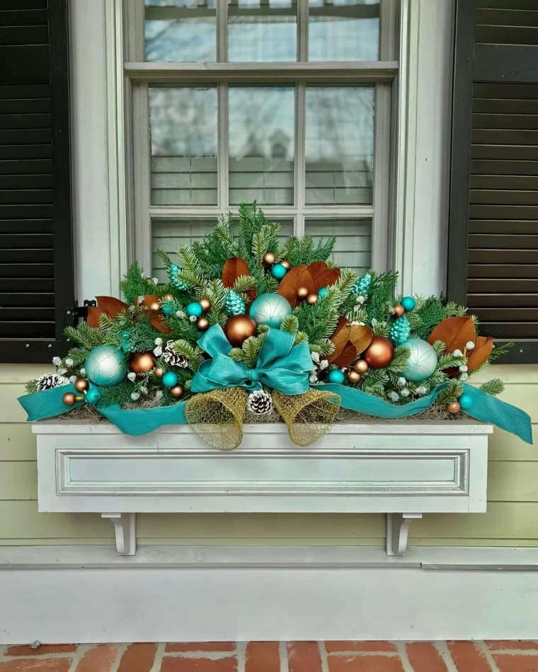 ruban turquoise cloches dores pommes de pin effet enneige