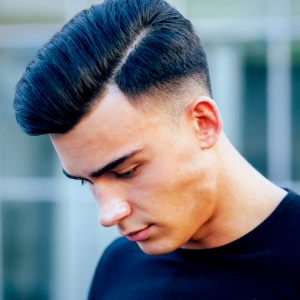 taper cut avec coupe pompadour homme cheveux noir t shirt noit