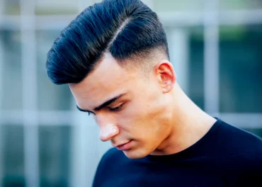 taper cut avec coupe pompadour homme cheveux noir t shirt noit