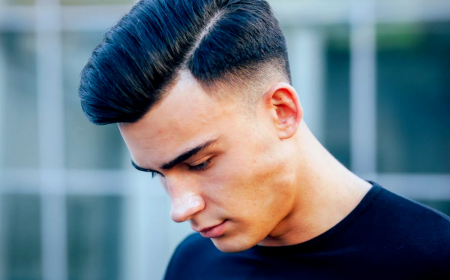 taper cut avec coupe pompadour homme cheveux noir t shirt noit